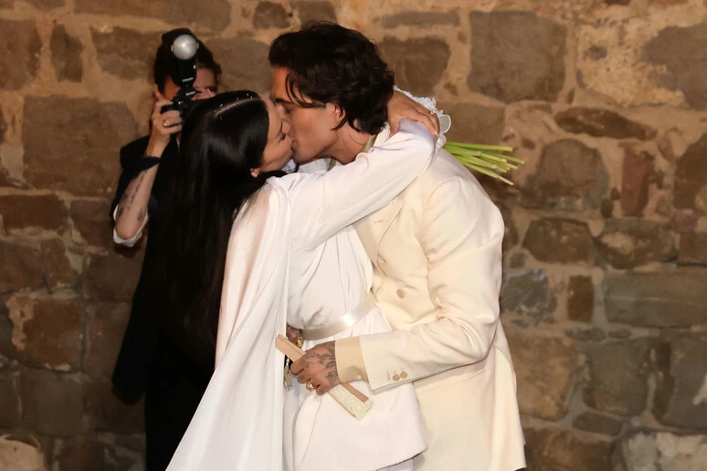 Damiano David e Dove Cameron sposi, applausi in piazza a Montalcino