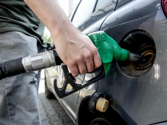 Tetto al costo dei carburanti, cosa c’è dietro la scelta di Eni: i viaggi in Africa e le telefonate tra Meloni e Descalzi