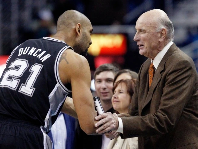 Bob Pettit morto, la leggenda del basket aveva 93 anni: fu il primo Mvp della Nba