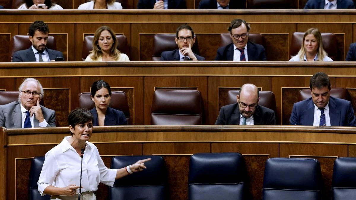 Vivienda negocia con Junts prohibir los desahucios en pisos de fondos buitre e impedir que estos compren inmuebles