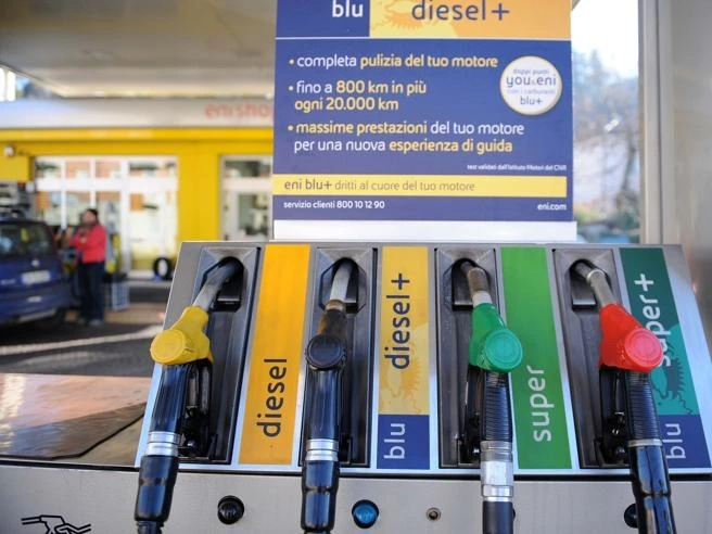 Carburanti, ora il 40% dei distributori fa sconti. Governo in pressing sulle grandi raffinerie: ma la priorità è ridurre il fabbisogno di petrolio