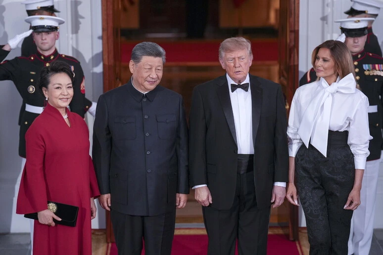Le first lady Melania e Peng rubano la scena alla cena di stato alla Casa Bianca