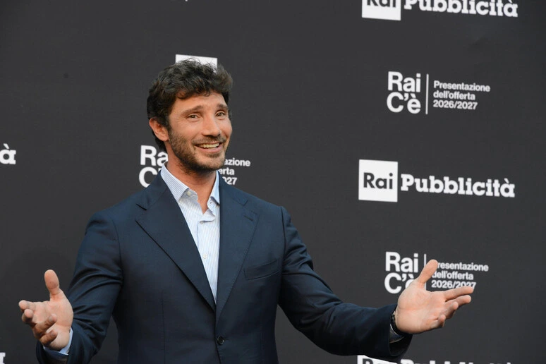 De Martino, a Sanremo sì a voto online e giuria straniera, no all'IA