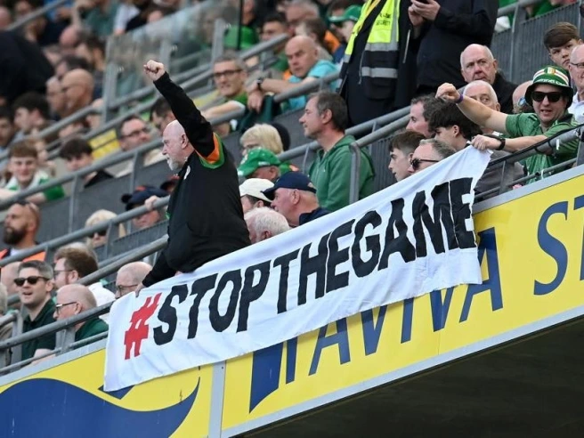 Irlanda nel caos per le partite di Nations League contro Israele: il portiere che si rifiuta di giocare, le polemiche. Cosa succede