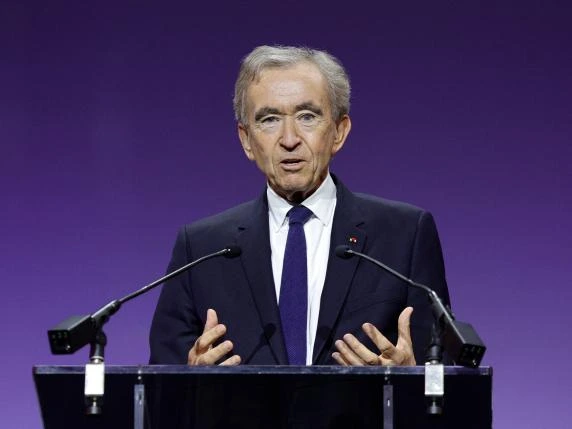 Lvmh, la famiglia Arnault stringe sul controllo: via alla fusione di Christian Dior con la nuova holding Agache