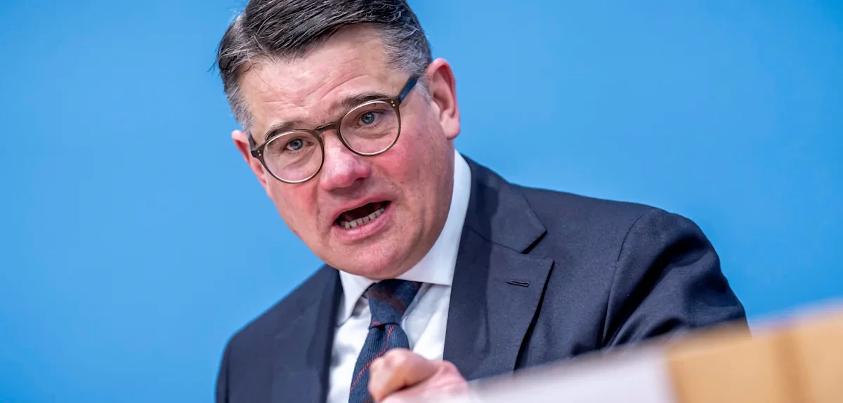 „Kriminalität von zugewanderten Menschen“ – Rhein stößt Stadtbild-Debatte neu an