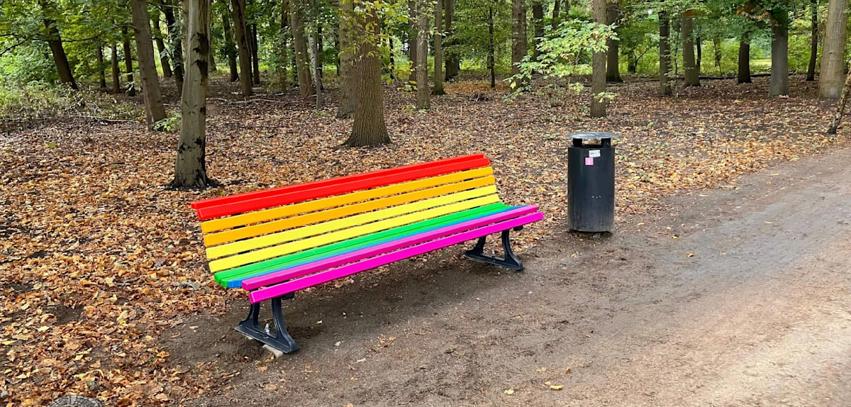 Regenbogenbank im Berliner Tiergarten zum dritten Mal beschädigt