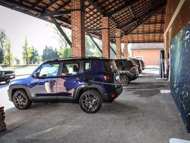 Mercato auto in Europa, +5,3% in agosto. Boom di ibride ed elettriche (crollano benzina e diesel)