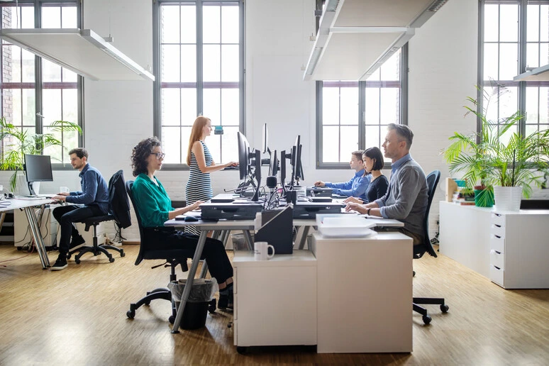 Scrivania al centro, back to work tra stress in ufficio e spazio di lavoro