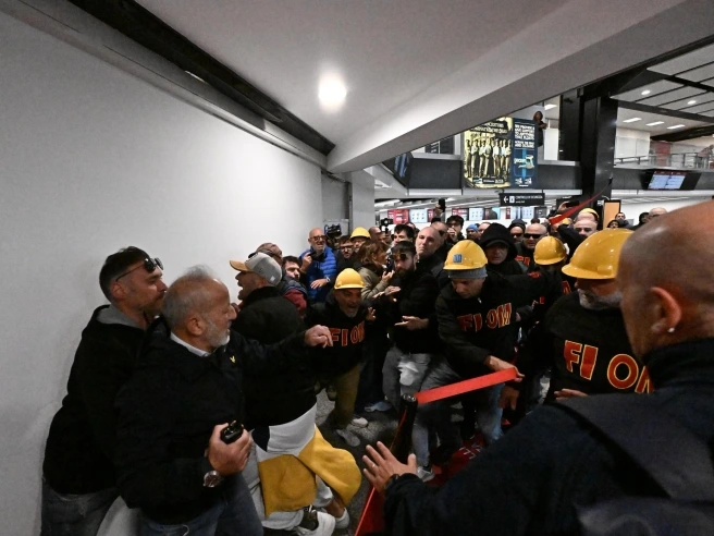 Genova, i lavoratori dell'ex Ilva occupano l'aeroporto: «Il governo dov'è?». Pd: «Tradite le promesse»