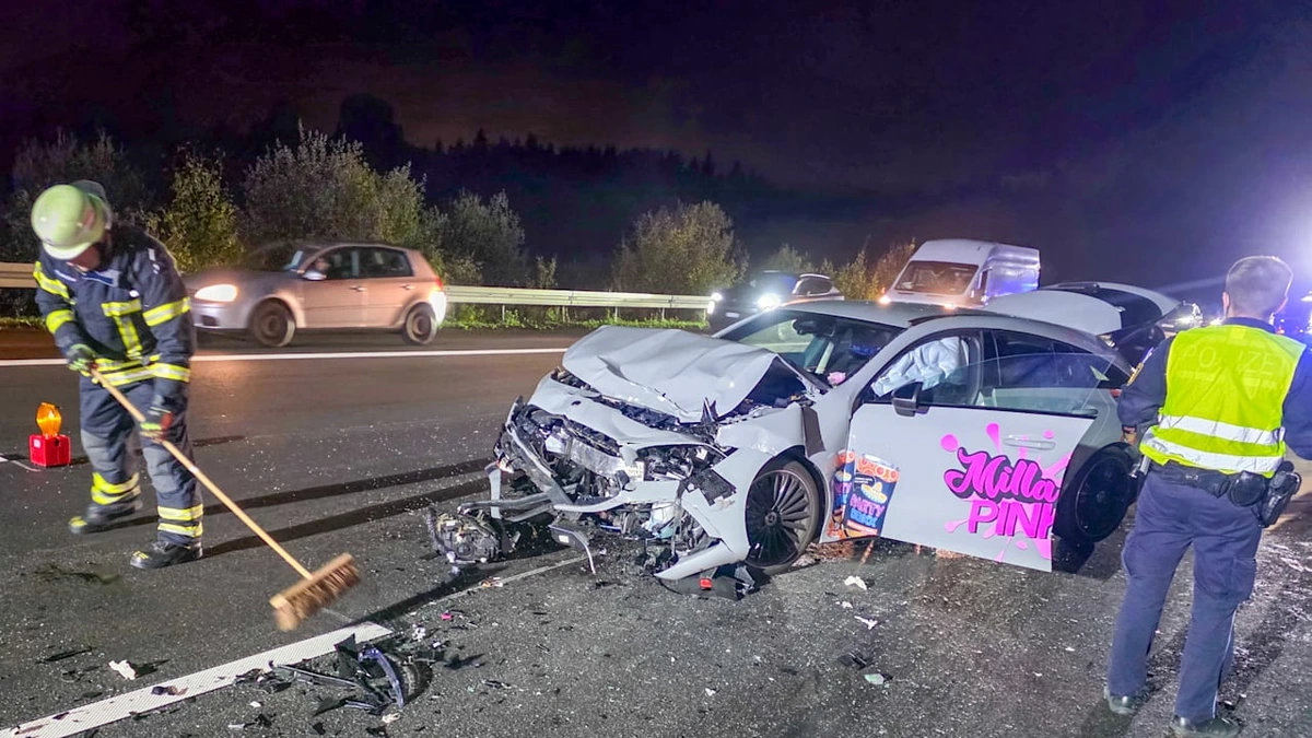 Baden-Württemberg: Ballermann-Sängerin schrottet Mercedes auf Autobahn