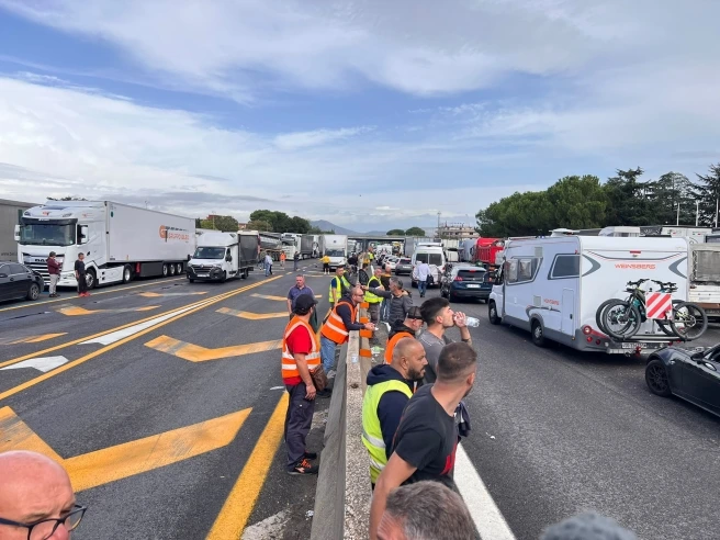 Perché gli autotrasportatori scioperano? Il caro gasolio, gli aiuti in ritardo e le ragioni della protesta