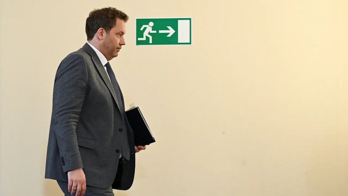 Tabaksteuer-Chaos: Post vom BILD‑Anwalt! Klingbeil verweigert Antworten