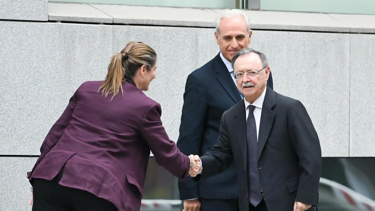 Moncloa desmiente a Vivas: 9 llamadas atendidas entre los días 27 y 30 de julio
