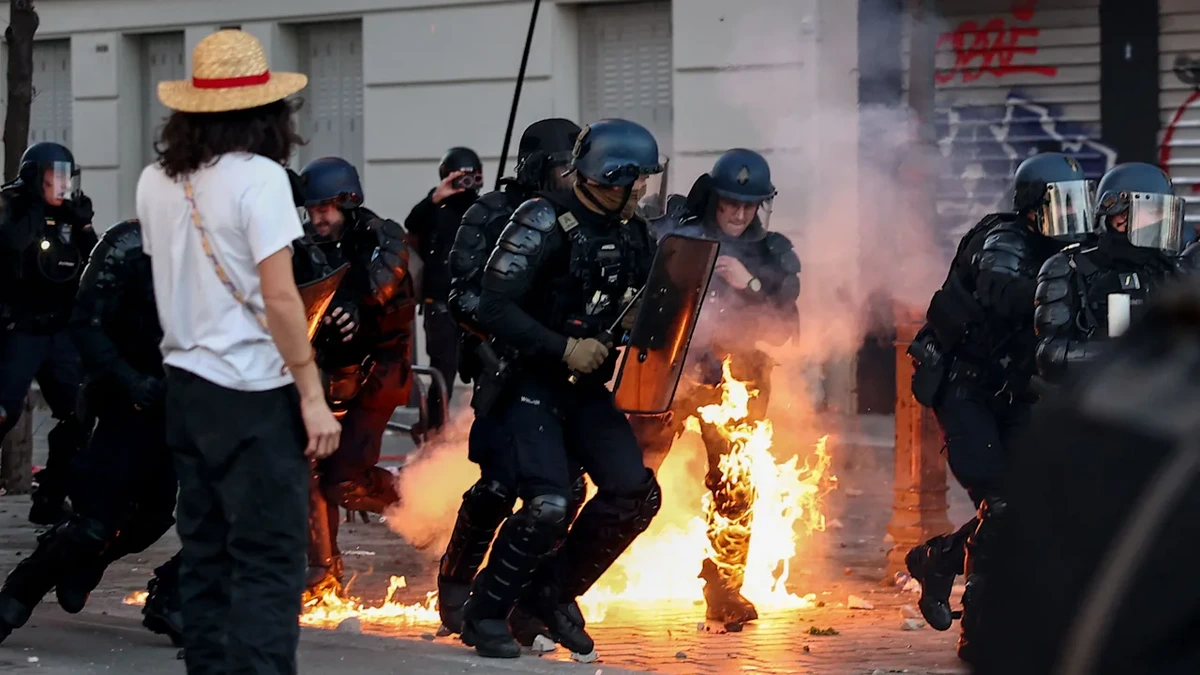 Krawalle in Frankreich: Ein Polizist brennt!