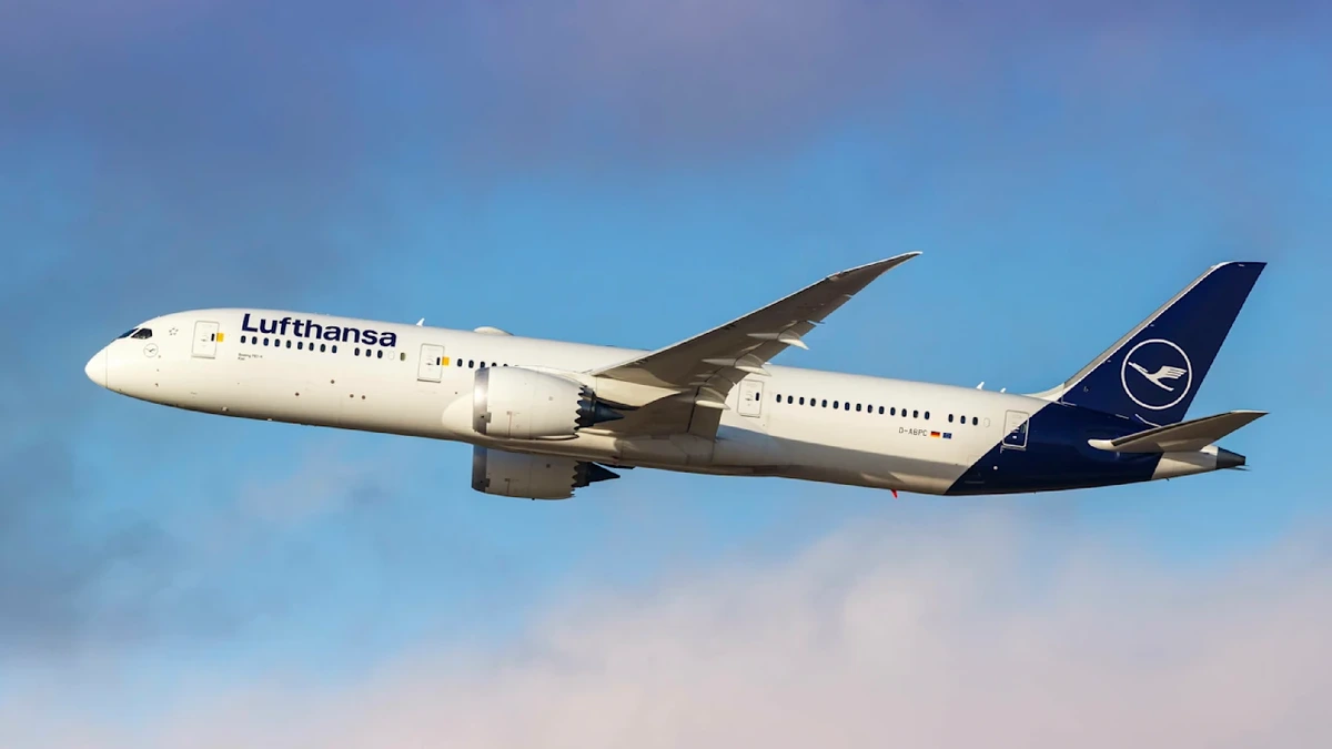 Schock über den Wolken: Passagier (33) rüttelt an Flugzeugtür auf Lufthansa-Flug