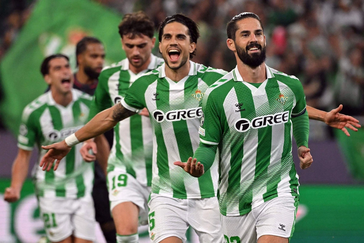 El Betis vence ante el Feyenoord 'a lo Isco'