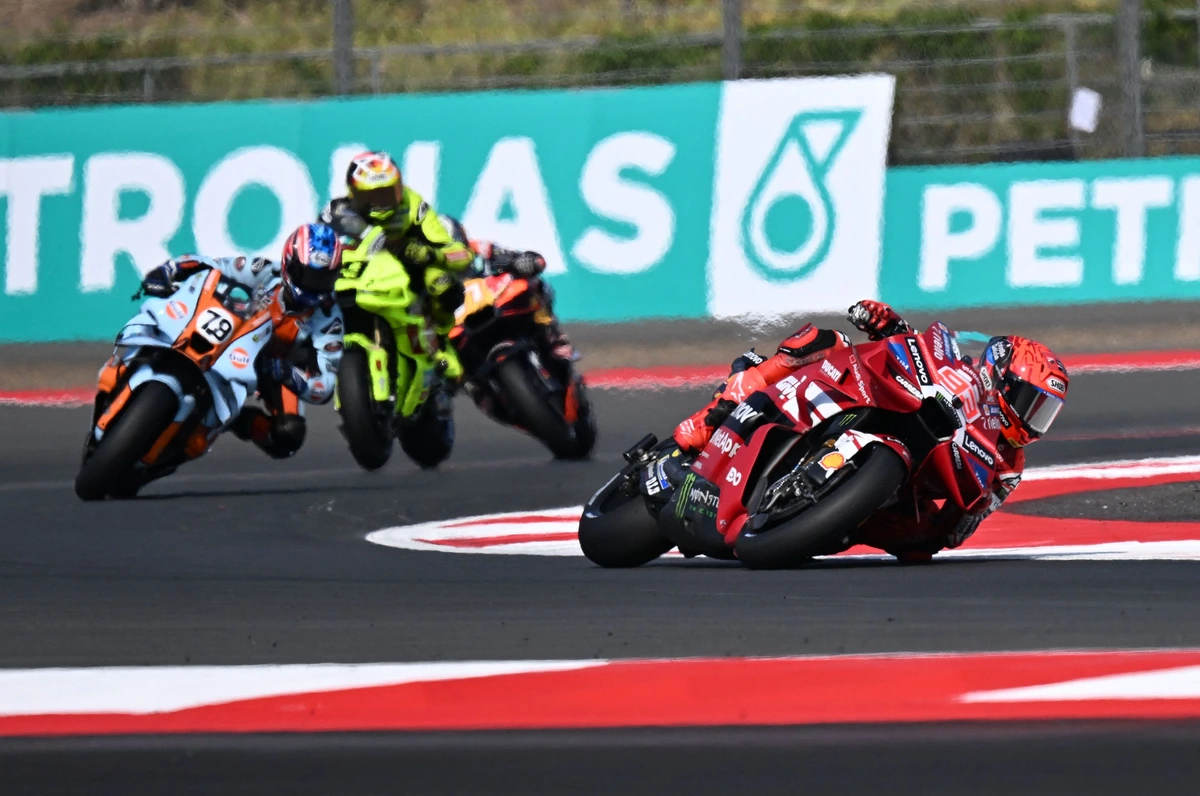 Marc Márquez gana el sprint y arrebata el liderato a Jorge Martín