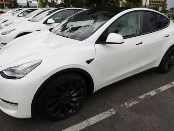 La Tesla Y auto più venduta in Germania: cosa significa il sorpasso sulla Golf (nonostante il «trucco» contabile)
