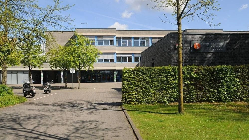 Weitere Männer verletzt: Schultreppe eingestürzt, zwei Bauarbeiter sterben