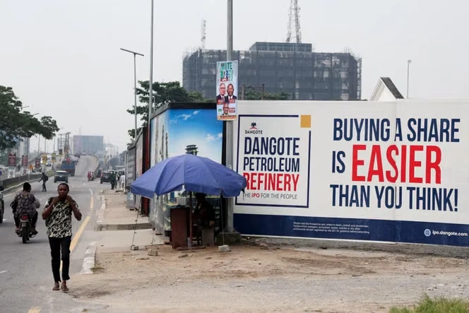 La raffinerie nigériane de Dangote entre en Bourse, portée par l’envolée des prix des carburants