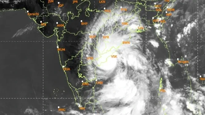Unwetter: Zehntausende fliehen vor diesem Zyklon-Monster