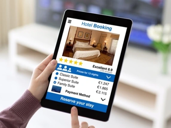 Booking, la Commissione Ue apre un’indagine: sospetti su truffe e annunci sponsorizzati