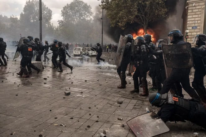 Rafael, mineur, frappé à Paris par « des dizaines » de policiers le 17 octobre : une enquête a été confiée à l’IGPN