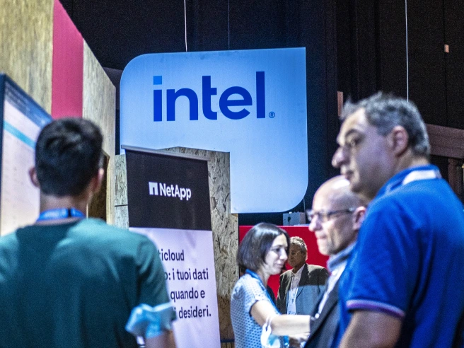 Wall Street, crollano i titoli tech: Intel perde il 28%, il Nasdaq chiude ottobre in rosso