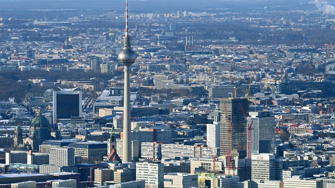 Streit um Enteignungen in Berlin: Immobilienriese stoppt Investitionen in Deutschland