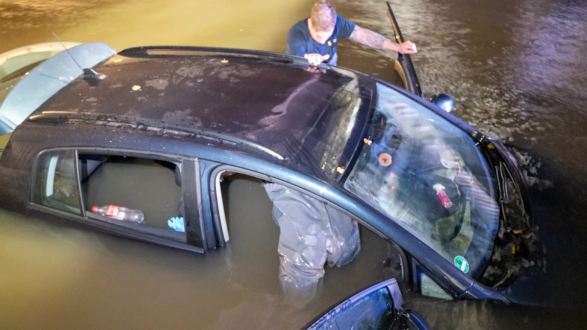 Sturmtief „Manja“: VW versank in der Flut! Frau rettete sich auf Autodach