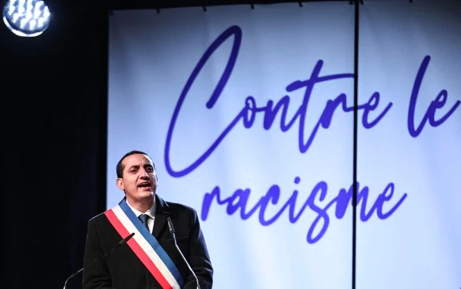 Attentat raciste à Trappes : « Que faut-il de plus pour ouvrir les yeux ? », a lancé le maire Ali Rabeh lors du rassemblement en hommage aux victimes, pointant la responsabilité du RN