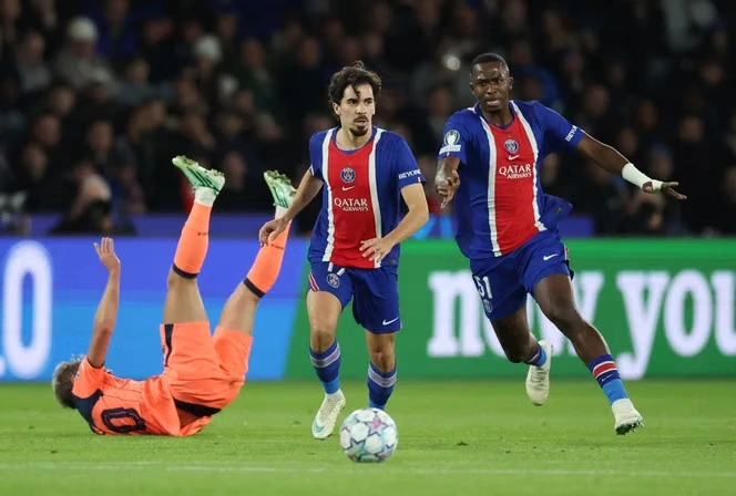 PSG-Barcelone : Paris l’emporte au terme d’un match spectaculaire, grâce à la force de son milieu et à Lucas Hernandez en héros inattendu