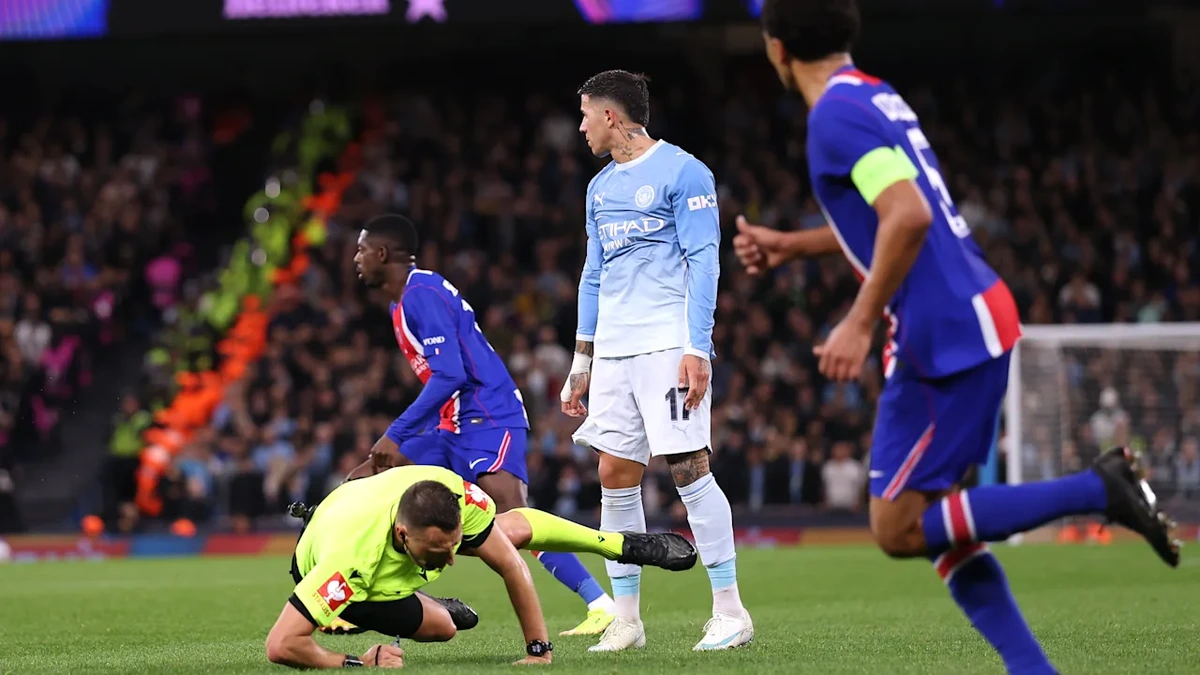 Champions League: Deutscher Schiedsrichter von Star von Manchester City weggeschubst