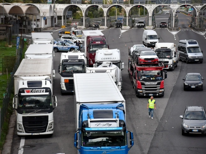 Protesta dei camion e caro carburanti, oggi incontri (separati) con Salvini a Milano