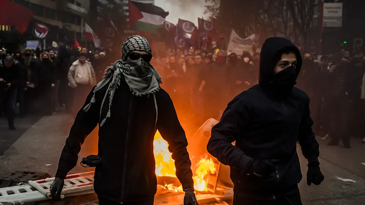 BILD in Dobrindts Lagezentrum: So stoppte der Innenminister die Krawall-Welle