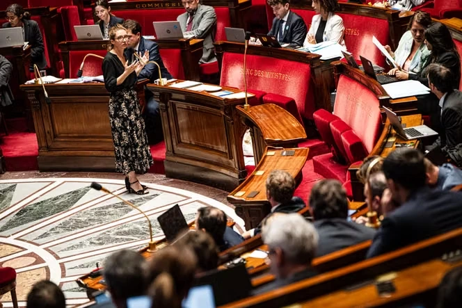 Loi intégrale contre les violences sexuelles et sexistes : l’Assemblée rejette un congé pour les victimes ; le gouvernement demande un nouveau vote